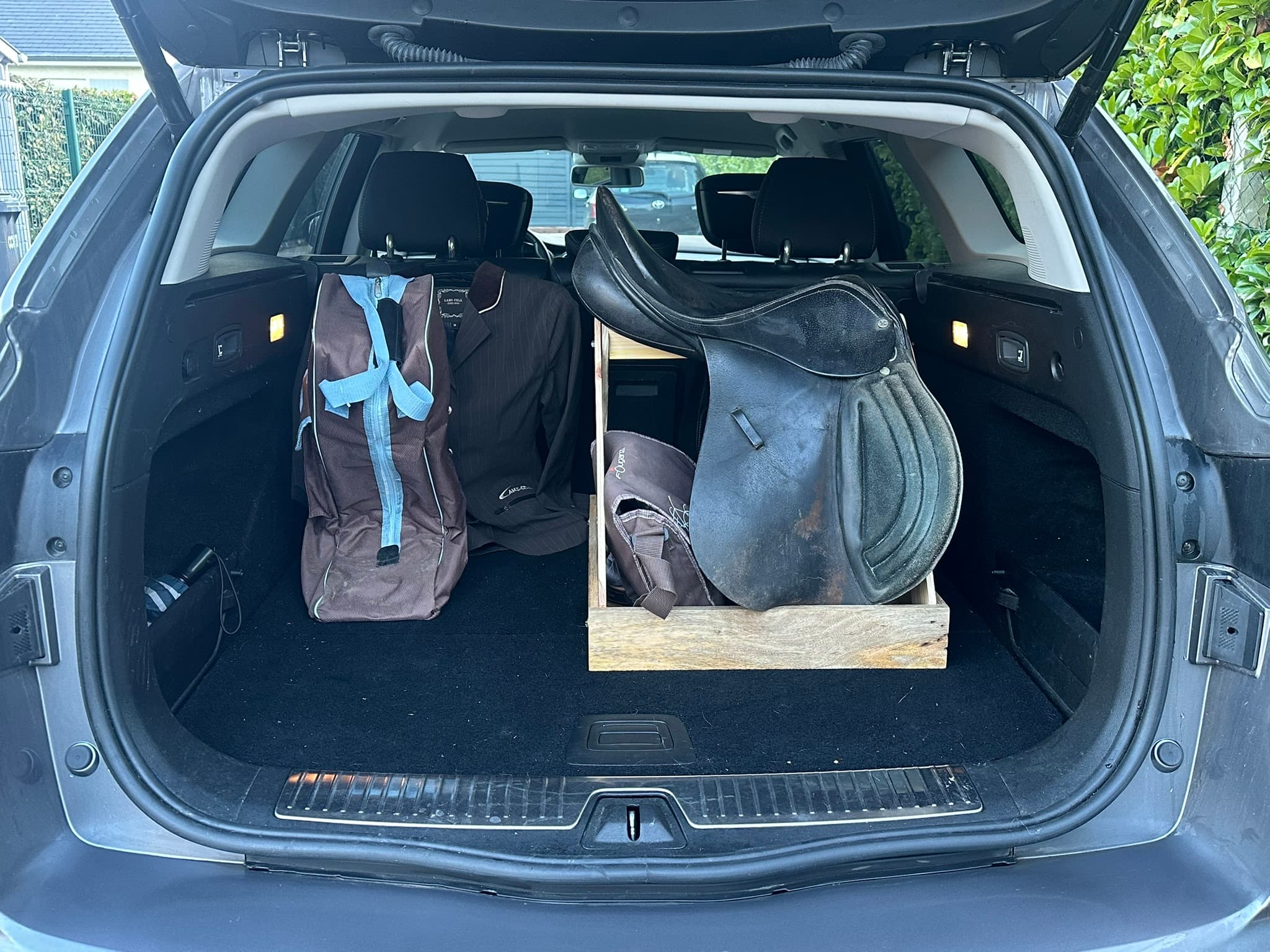 Porte-selle d'équitation en bois - vue de profil