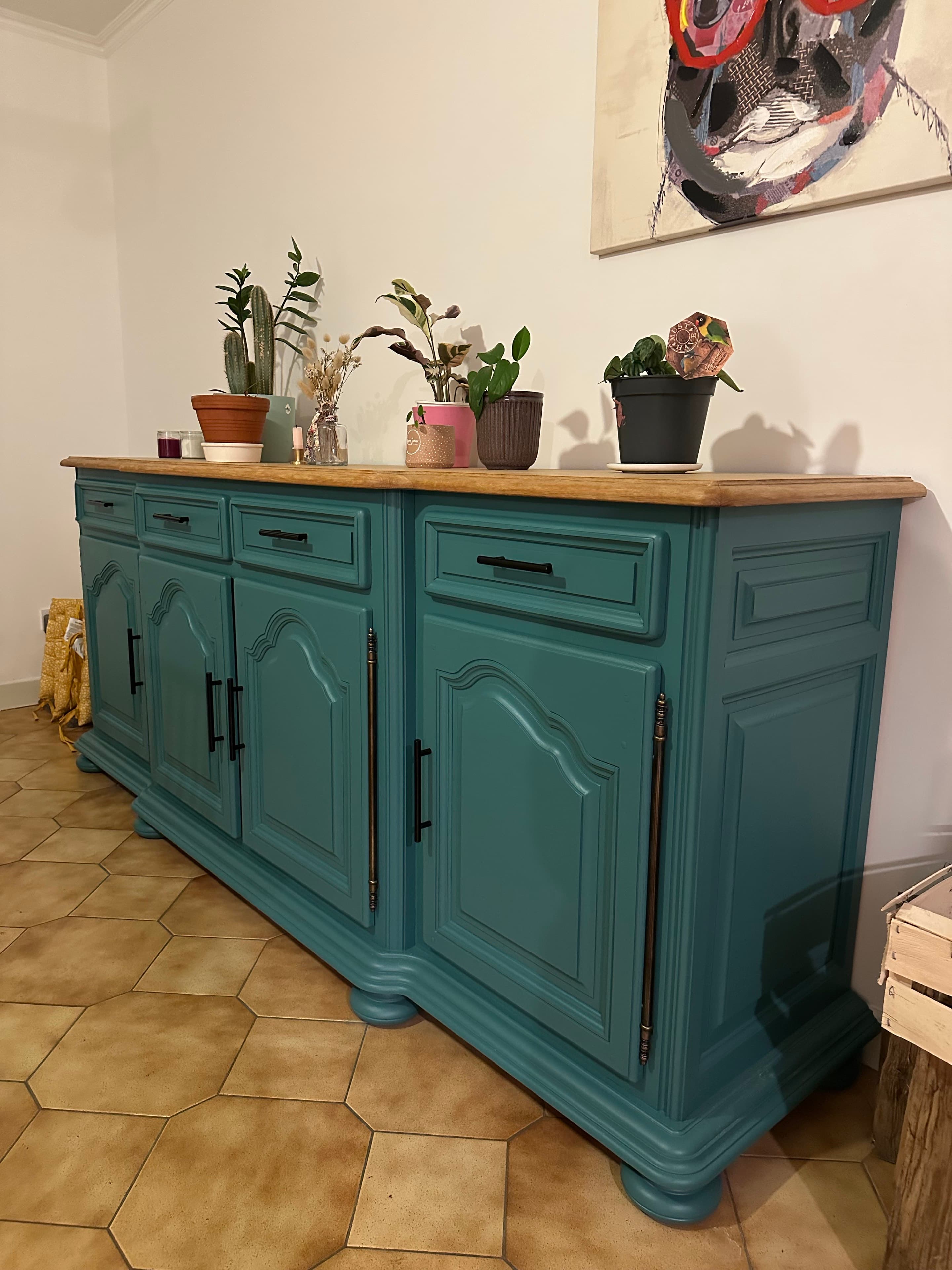 Buffet rénové en bleu-vert avec un plateau en bois et des poignées noires