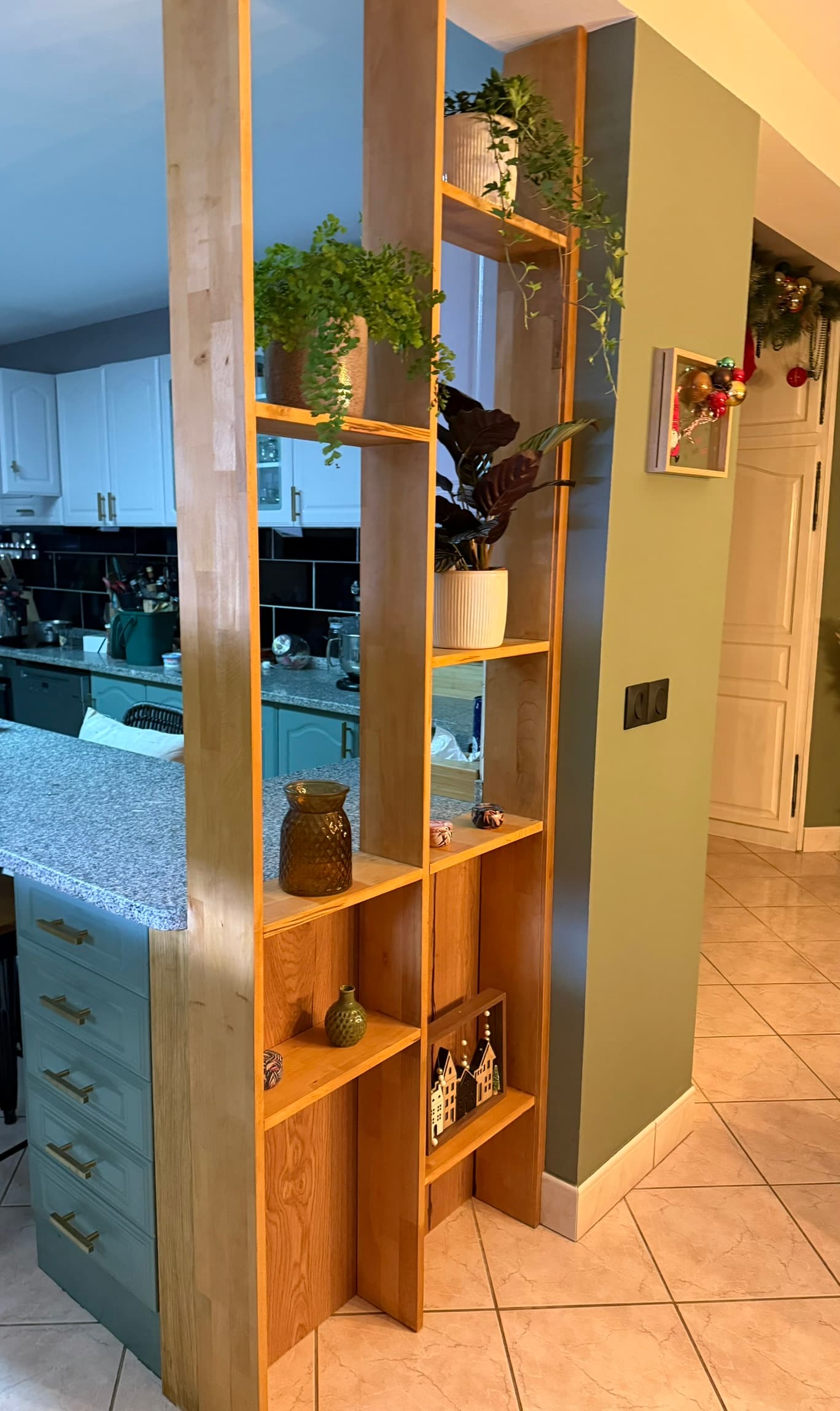 Claustra en bois dans une cuisine