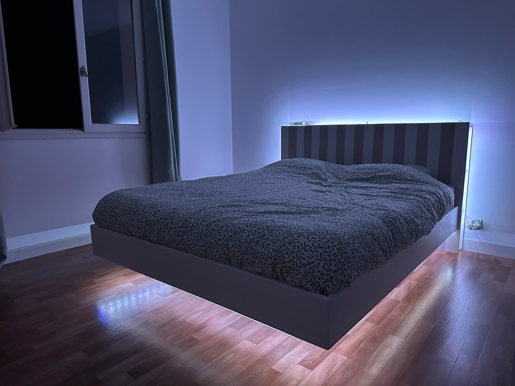 Lit suspendu en bois avec led