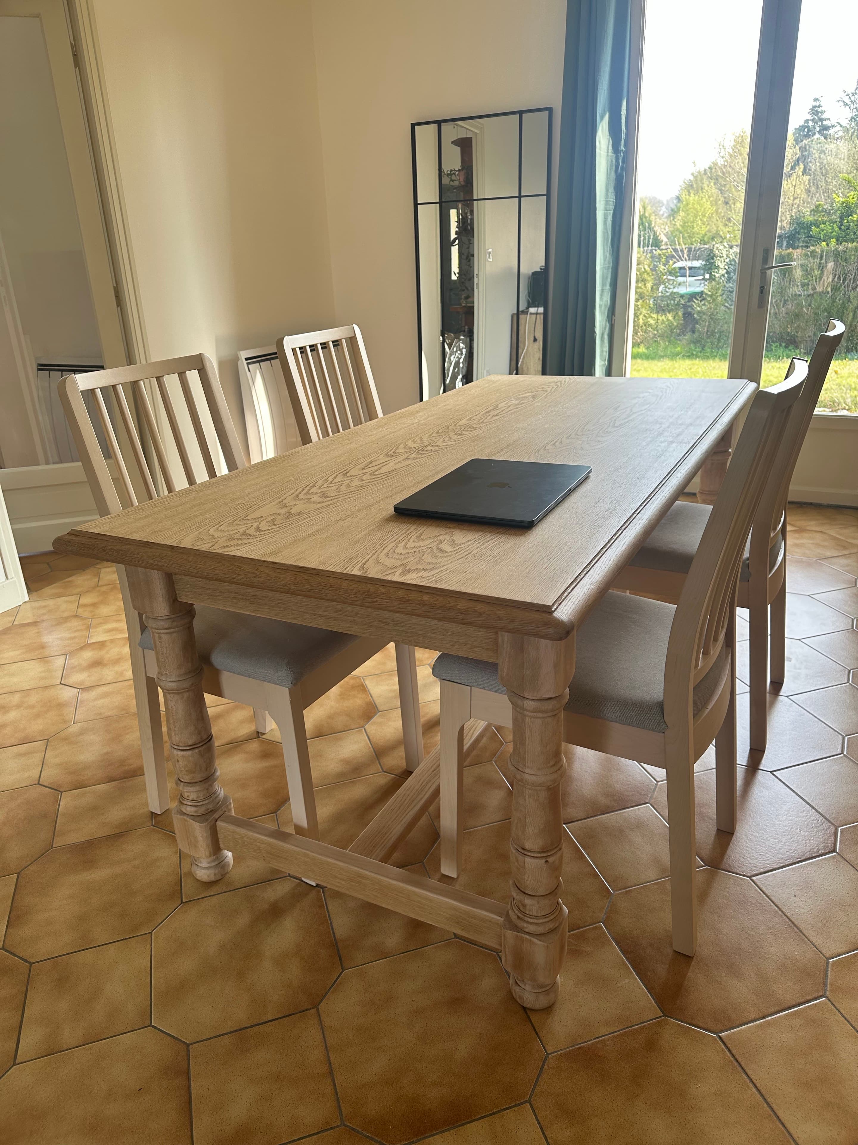 Table en bois rénovée avec une finition claire